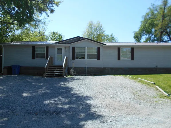 134 E Garden St, Louisville, IL 62858