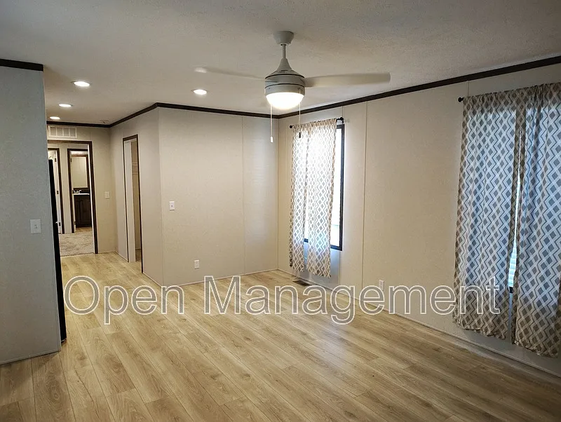 3 bed, 2.0 bath, 1216 sqft, $924 — Photo 3