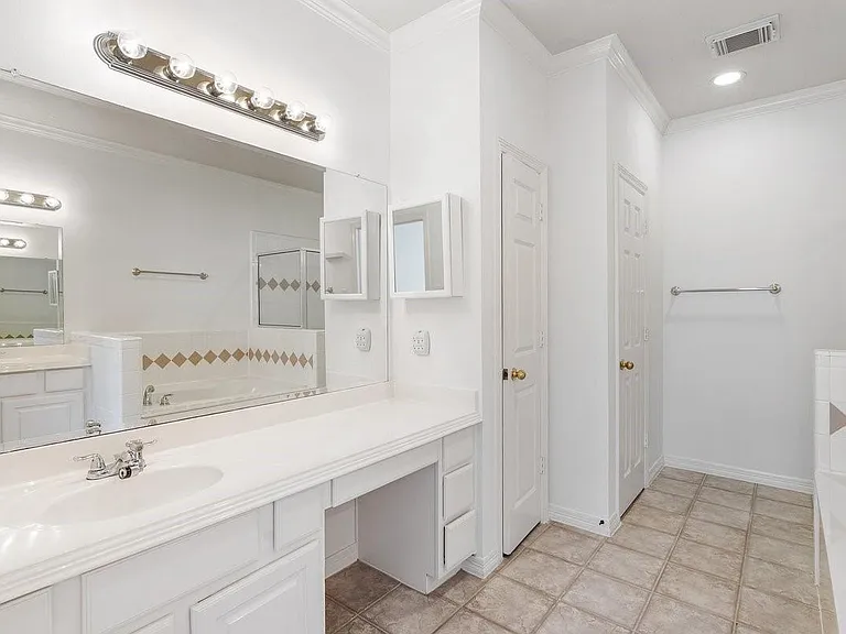 5913 Dolores St #B — Photo 21