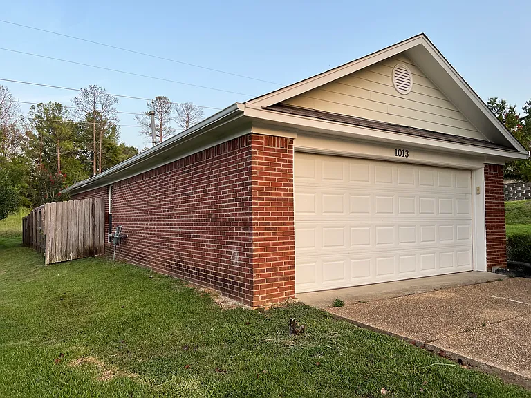 1013 Carlyle Cv — Photo 27
