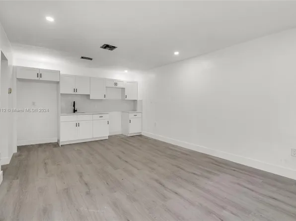 6064 Plunkett St, Hollywood, FL 33023