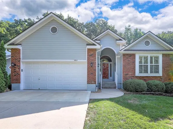 3013 S Redwood Dr, Independence, MO 64057