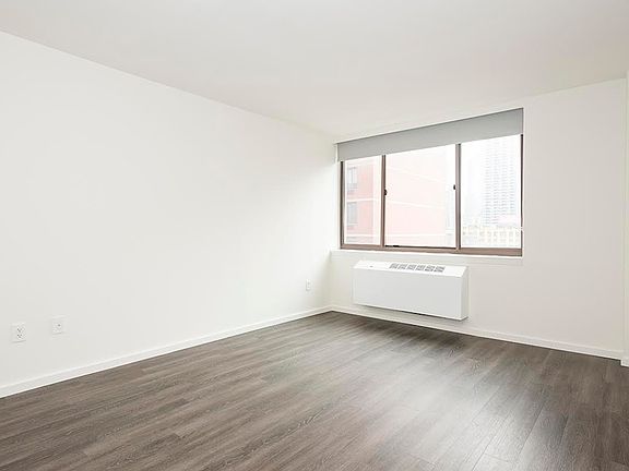 4th image of 520 W 43rd St APT 28F