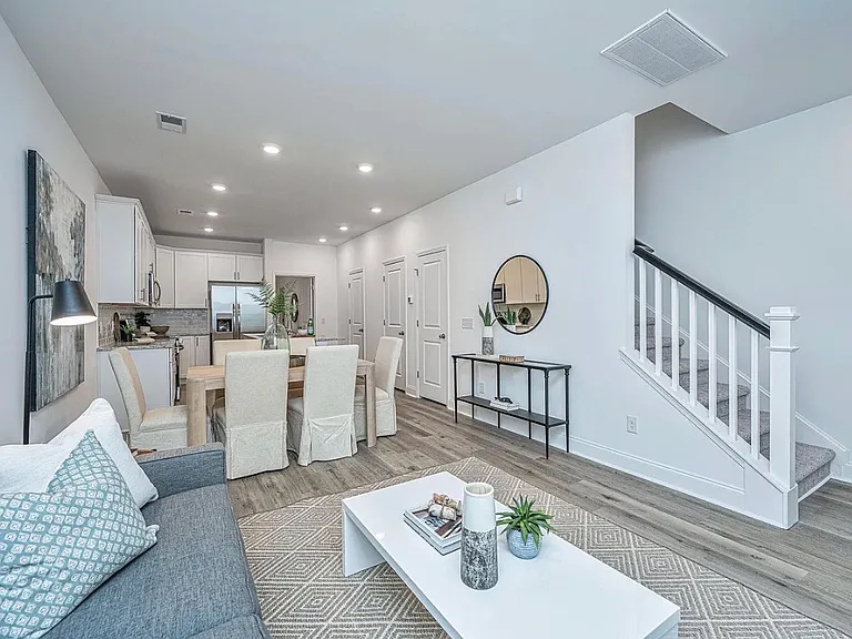 102 Twin Rivers Dr — Photo 4