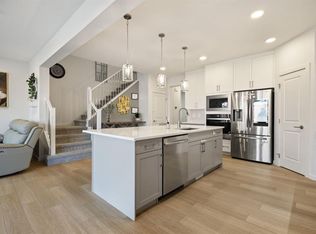 147 N Royston Rise NW, Calgary, AB T3L0J2