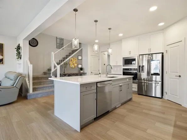 147 N Royston Rise NW, Calgary, AB T3L 0J2