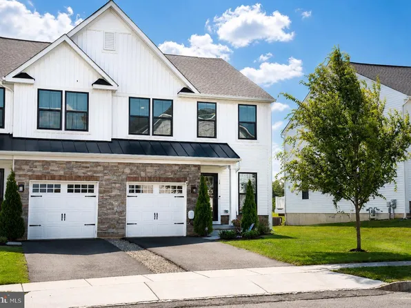 14 Cinnamon Ln, Mount Laurel, NJ 08054