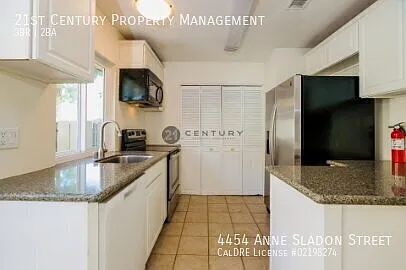 "Oceanside Retreat: 3-Bedroom Haven with Hardwood Elegance and Cozy Fireplace!" — Photo 3