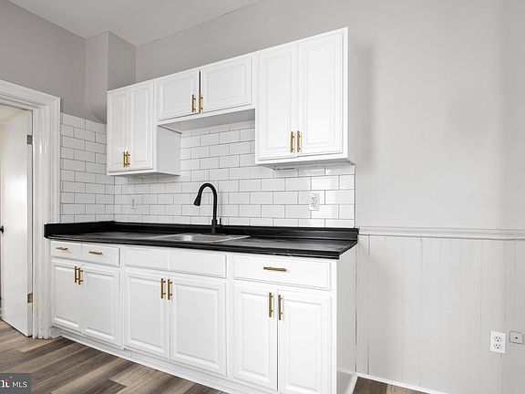 5th image of 431 Locust St