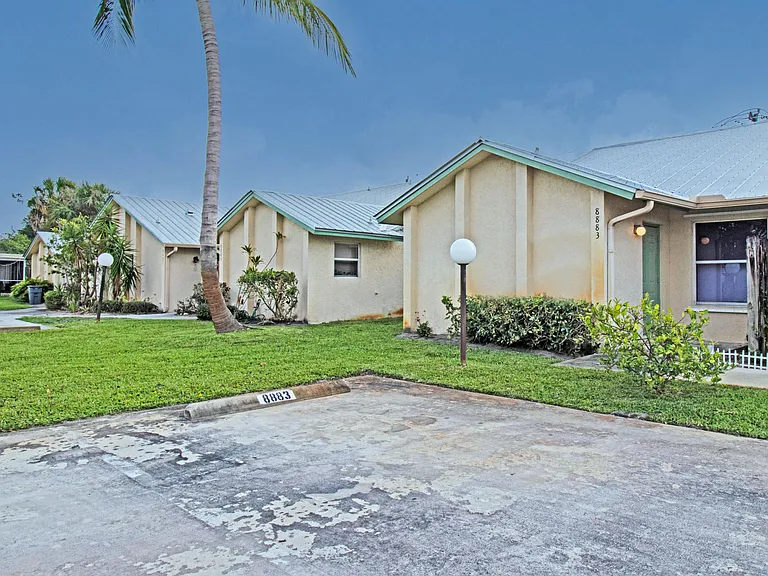 8883 SE Hobe Ridge Ave — Photo 2