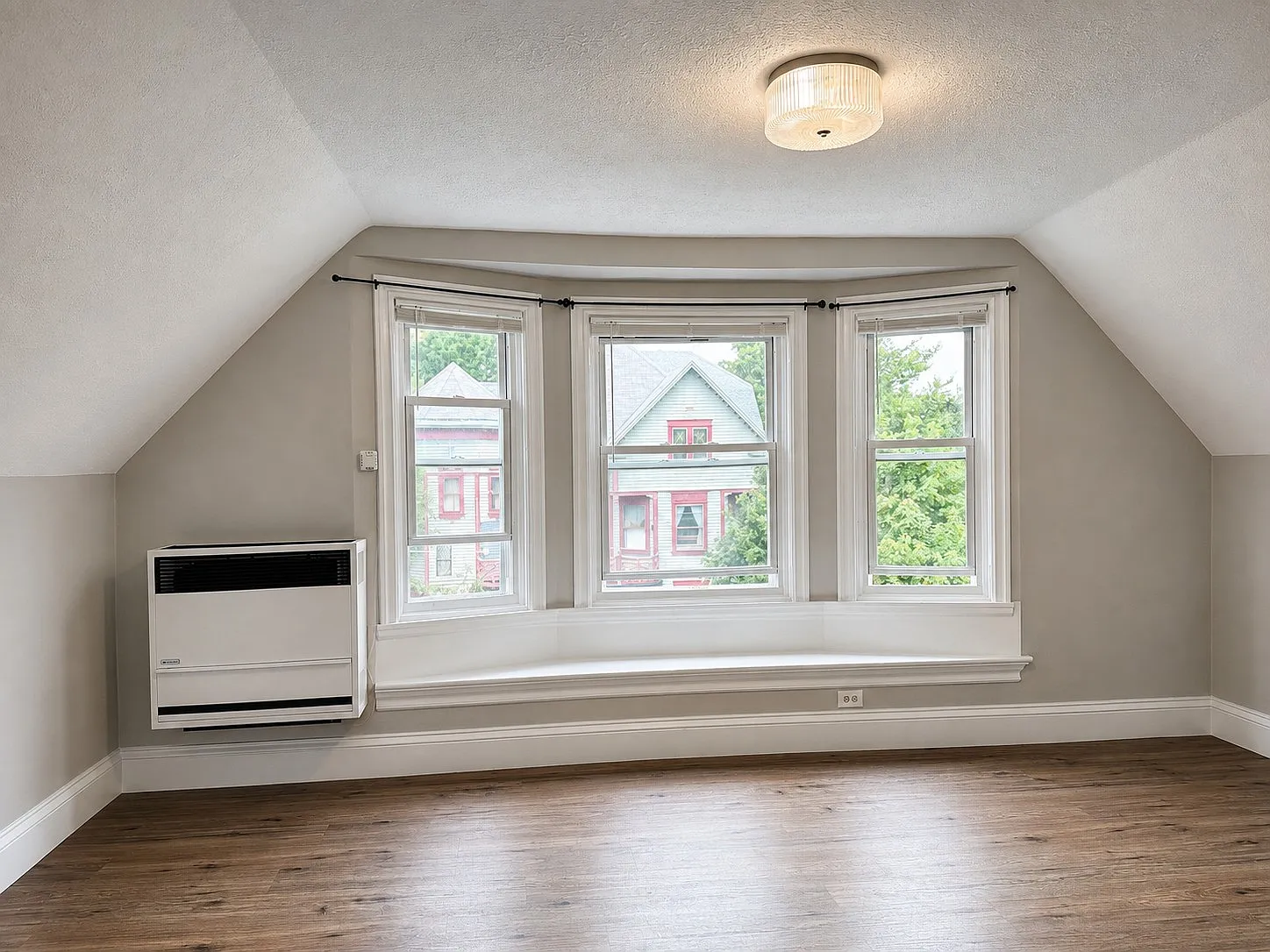 3 bed, 1000 sqft, $2,000 — Photo 2