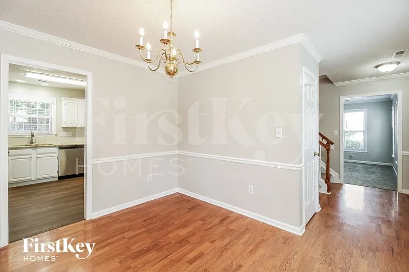 4 bed, 2.5 bath, 1960 sqft, $2,270 — Photo 3