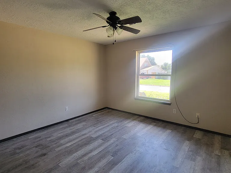 102 NE English St — Photo 4
