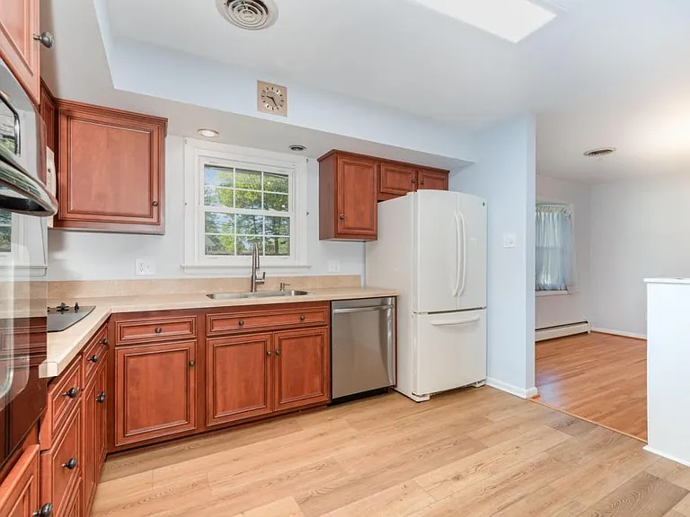 14 Central Blvd — Photo 11