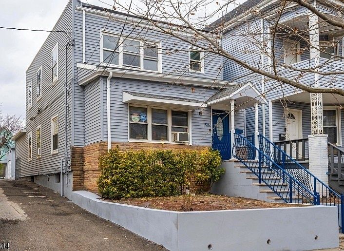 1st image of 526 Jackson Ave Floor 2