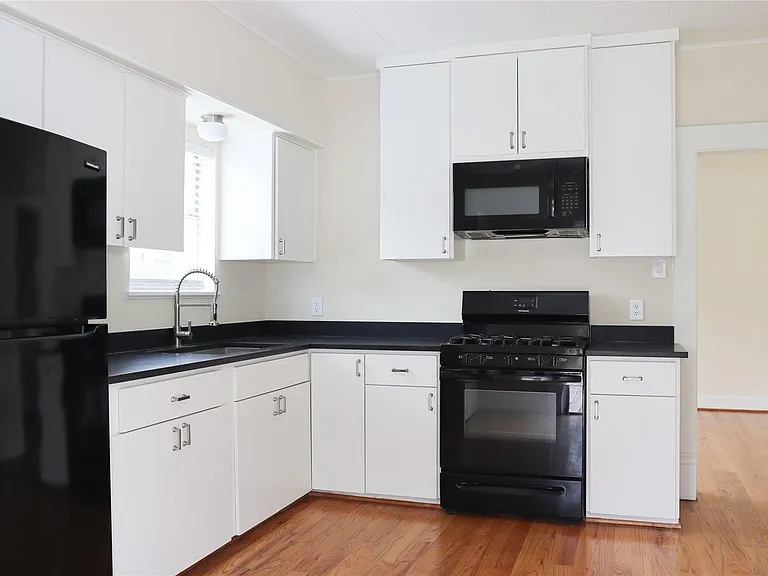 220 W 16th St — Photo 8