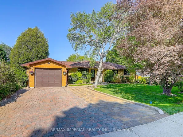 98 Belfry Dr, Newmarket, ON L3Y 3G1