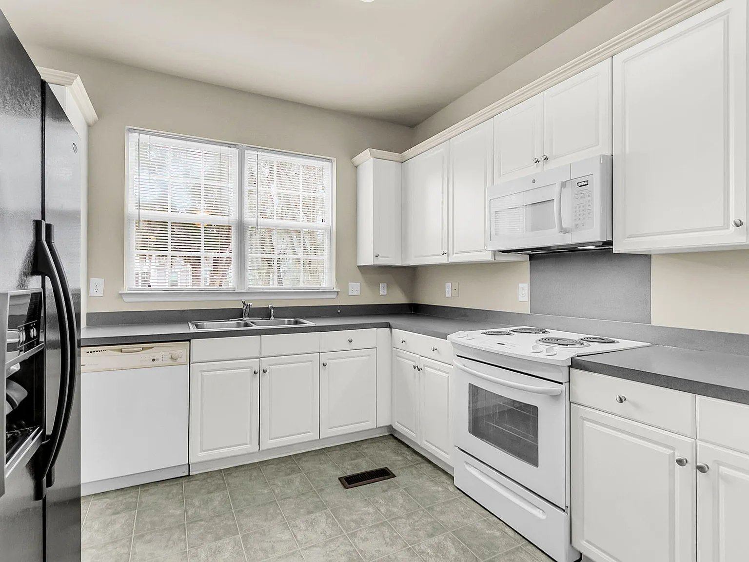 3 bed, 2.5 bath, 1810 sqft, $1,950 — Photo 3