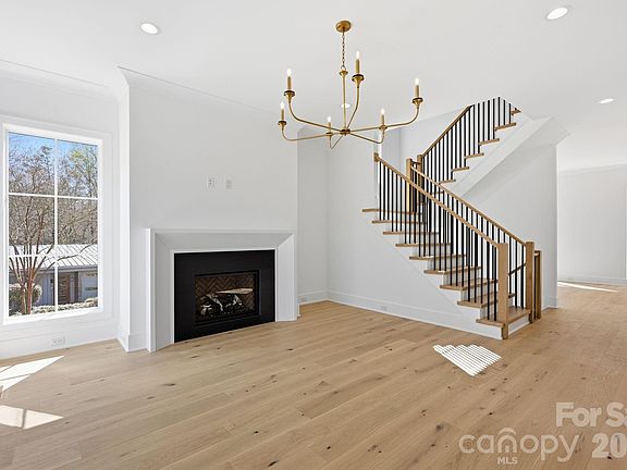 5th image of 612 Walnut St