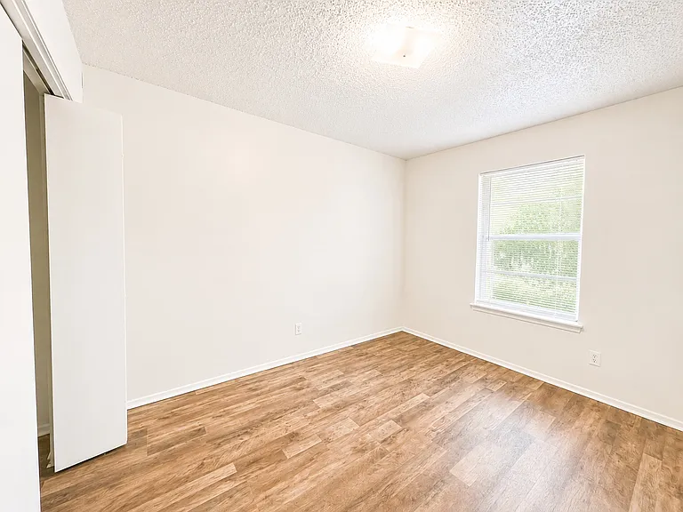620 Londonderry Ln #202 — Photo 8