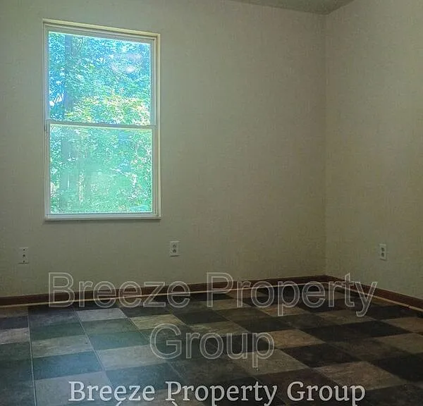 546 Breaden St — Photo 13
