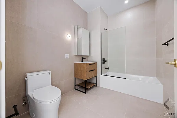 Bathroom, photo 1
