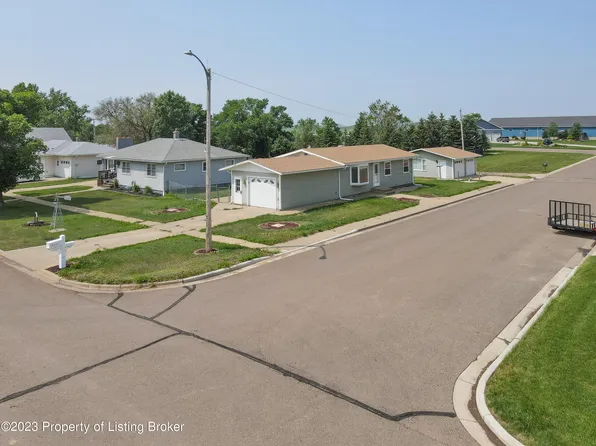 115 W 14th St, New England, ND 58647