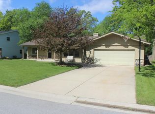 3215 S Manor Dr, New Berlin, WI 53151