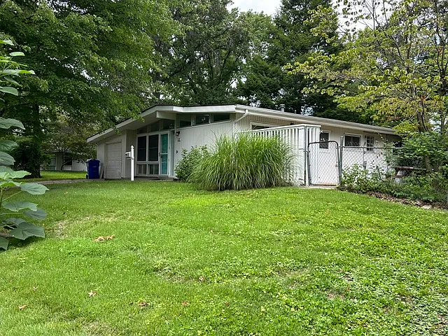 2625 Holiday Hill Dr — Photo 2