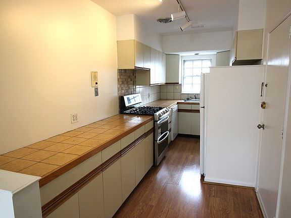 2nd image of 6 Lake Shore Ct #3A