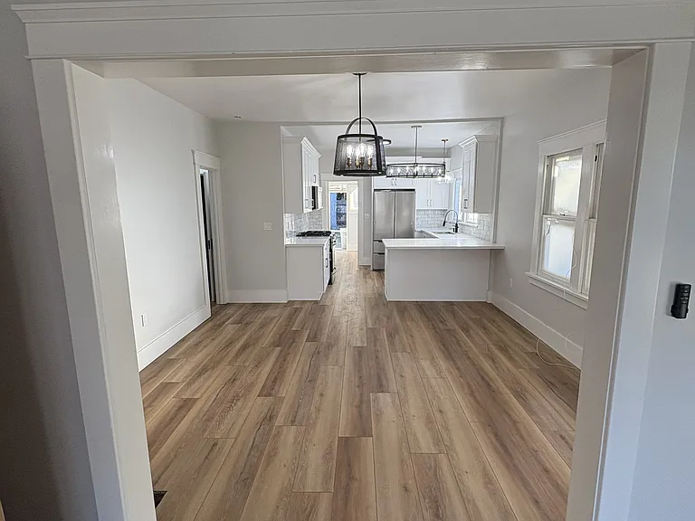 275 N Orange St — Photo 3