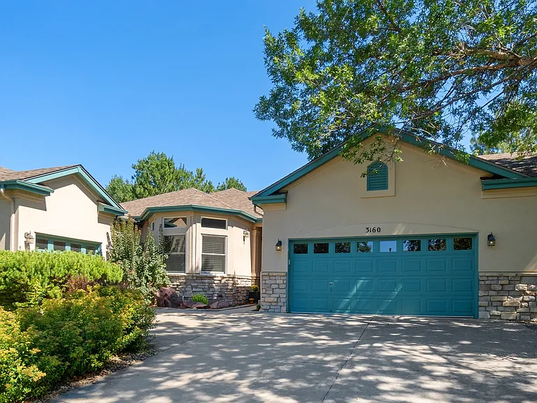 3160 Stevens Cir N — Photo 2