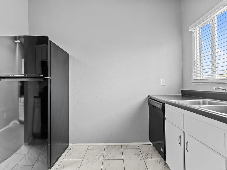 820 Lime Avenue — Photo 13