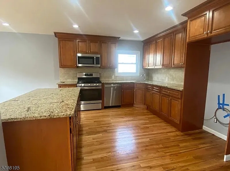 3 bed, 1.0 bath, $4,450 — Photo 2