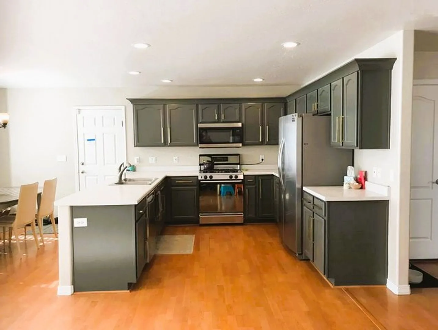 Spacious Trailside Home - 5 Bed - A/C - 2 Car Garage - Fenced Yard — Photo 2