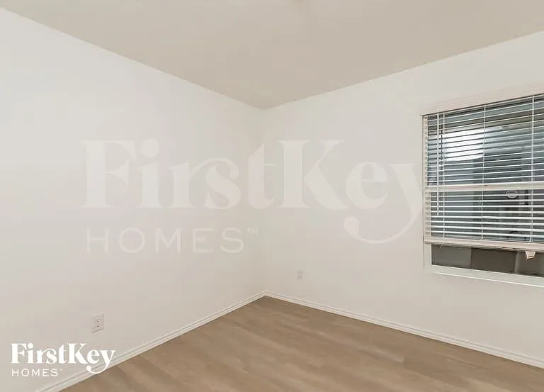 10610 McClintock Dr — Photo 13