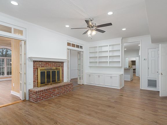 3rd image of 211 Greenwood Pl