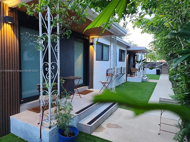 740 SW 9th St #2 — Photo 34