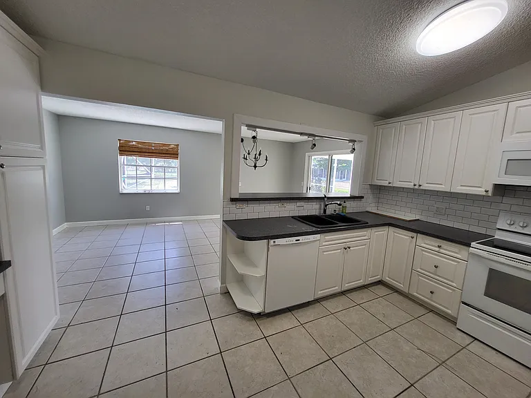 1470 SE Appamattox Ter — Photo 12