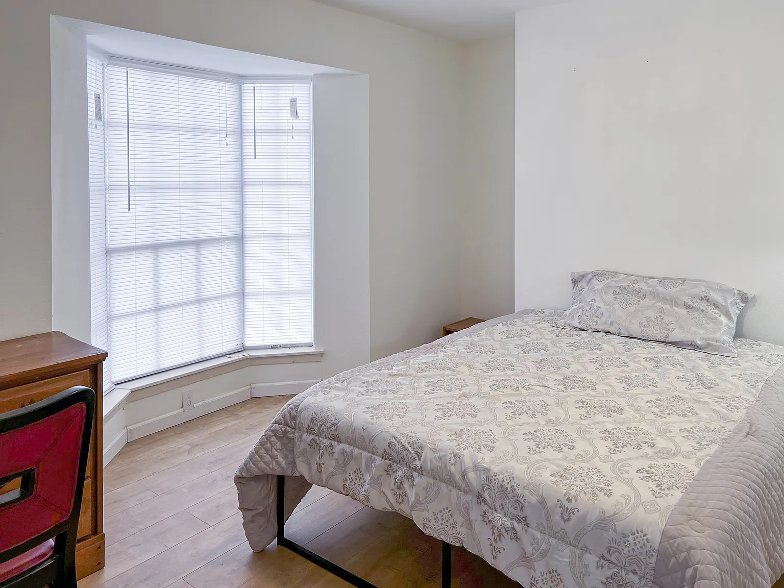 4 bed, 4.0 bath, 2345 sqft, $750 — Photo 1