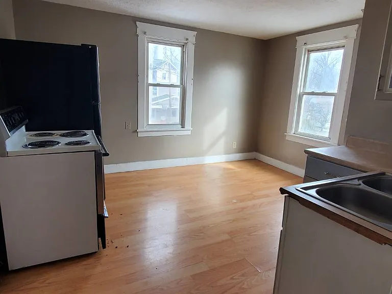 478.5 W Cambridge St NE — Photo 5