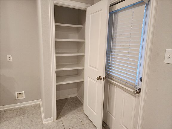 4th image of 411 Barren Oak Ln