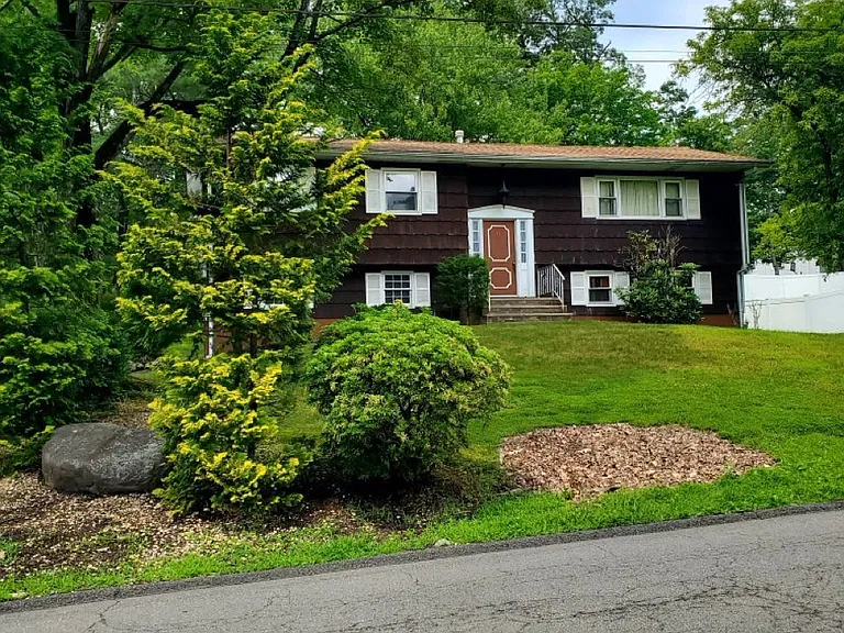 8 Gerardine Pl — Photo 1