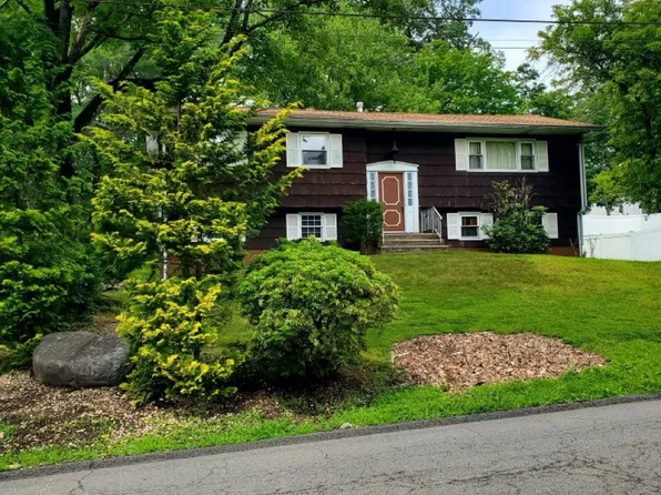 8 Gerardine Pl, New City, NY 10956