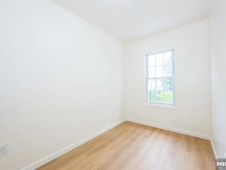 231 Waverly Pl — Photo 12