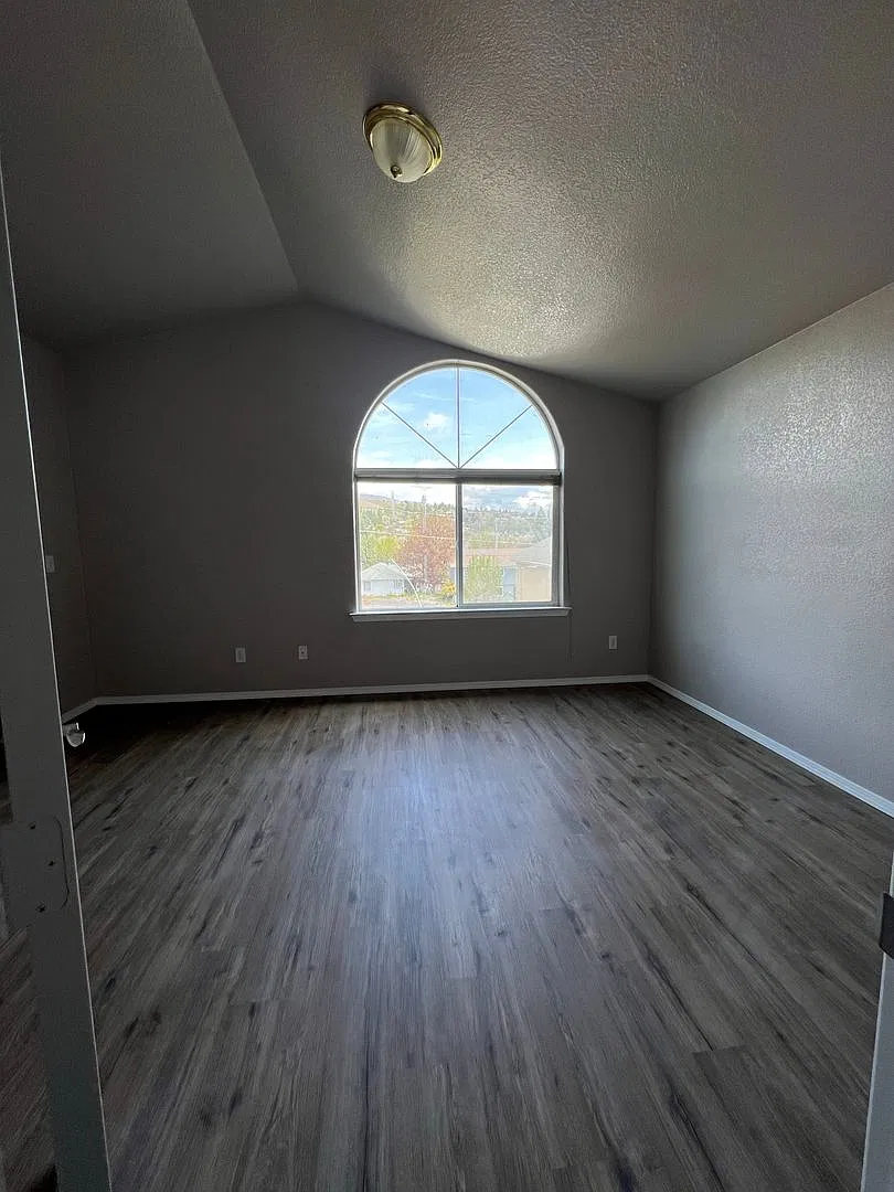 3 Bedroom, 2.5 Bathroom Townhouse - Near Oregon Tech and Sky Lakes! — Photo 4