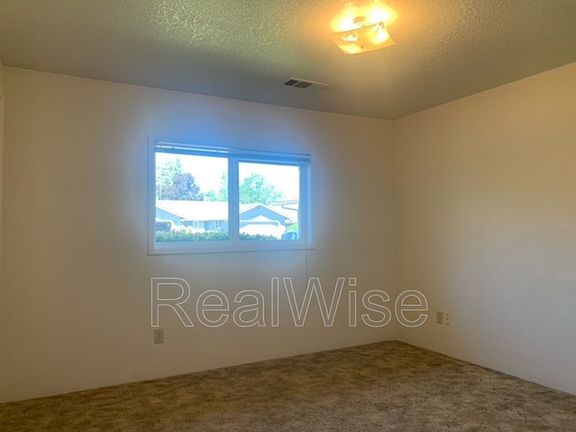 4th image of 1423 SW Kokanee Ln