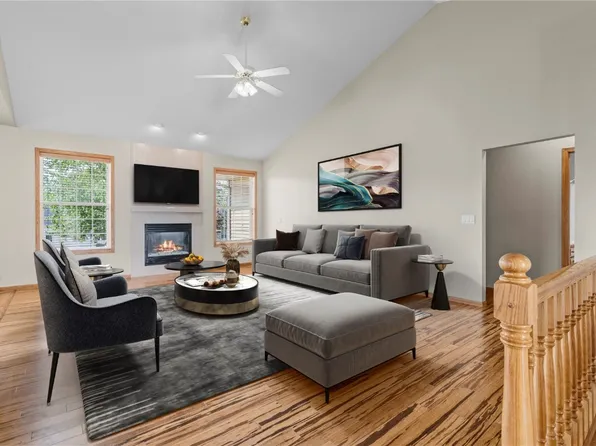 2515 Wolf Run, Hiawatha, IA 52233