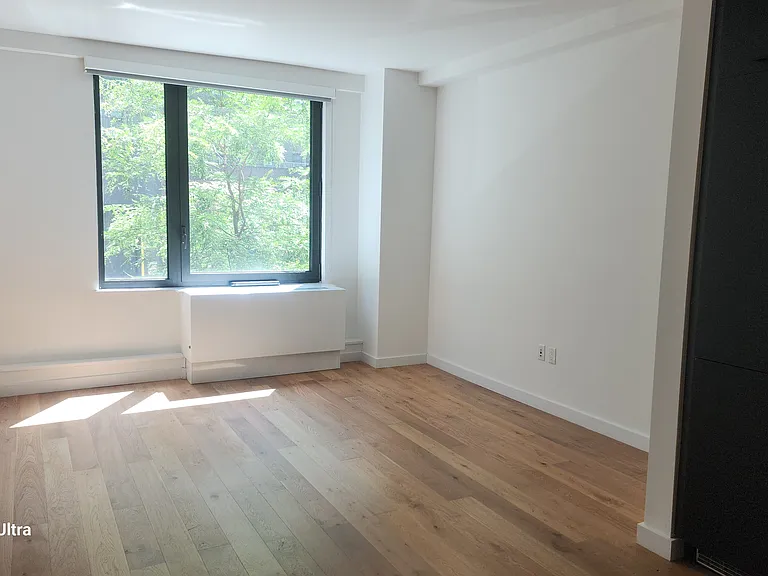 411 35th St #2G — Photo 3