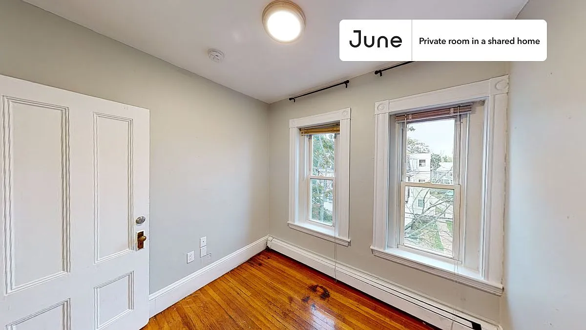 Full bedroom in 4 bed/2 bath home in Allston #1390 A — Photo 2